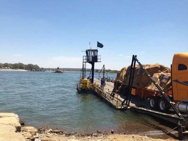 ザンビア・ビクトリアフォールズ「2013年 ザンビア 首都ルサカからビクトリアフォールズへ」の写真:ボツワナへフェリーで渡る。