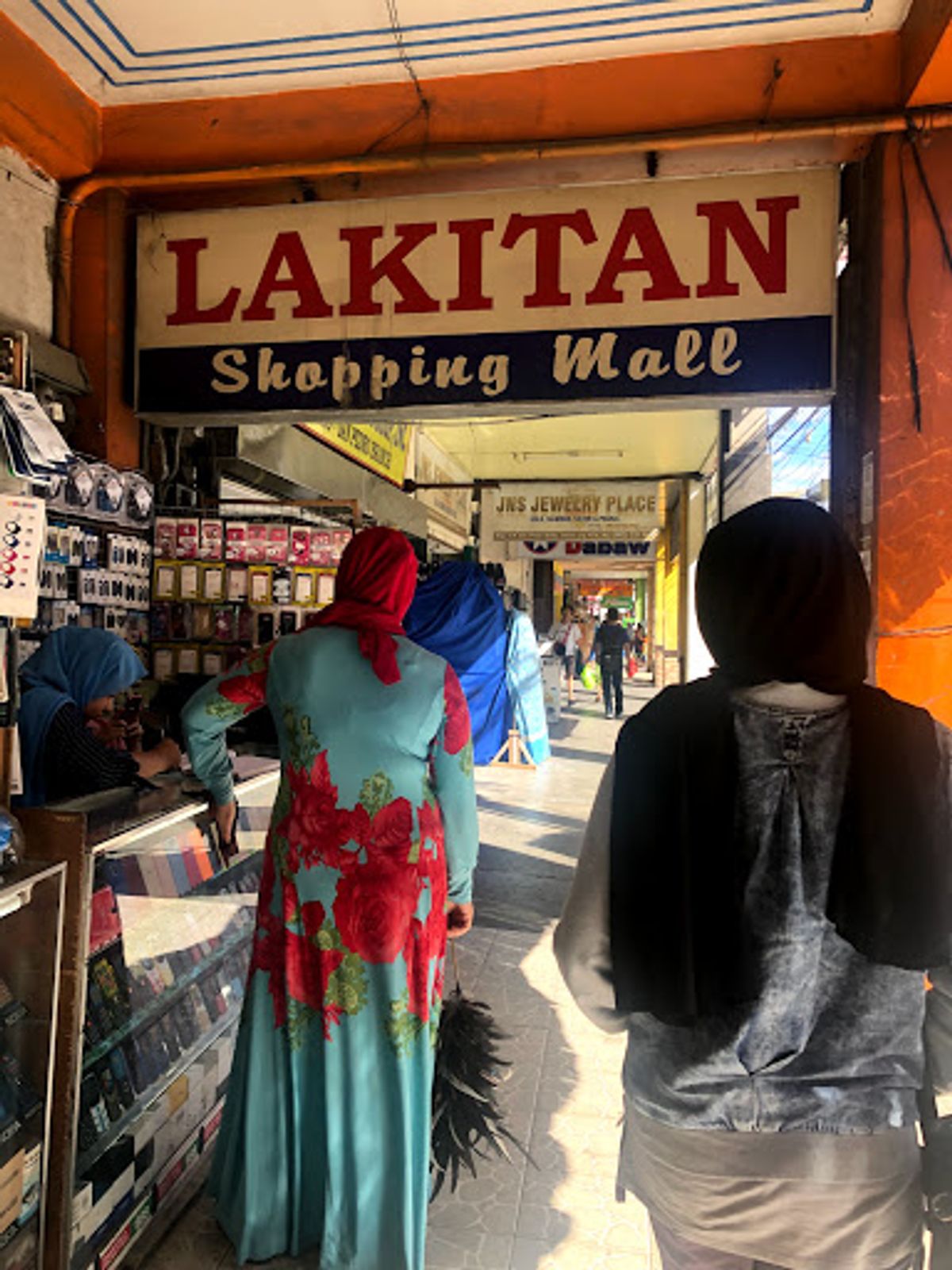 ダバオの街散策
たこ焼きデカいし中身はタコじゃないよｗ
小麦粉ボールだよ。