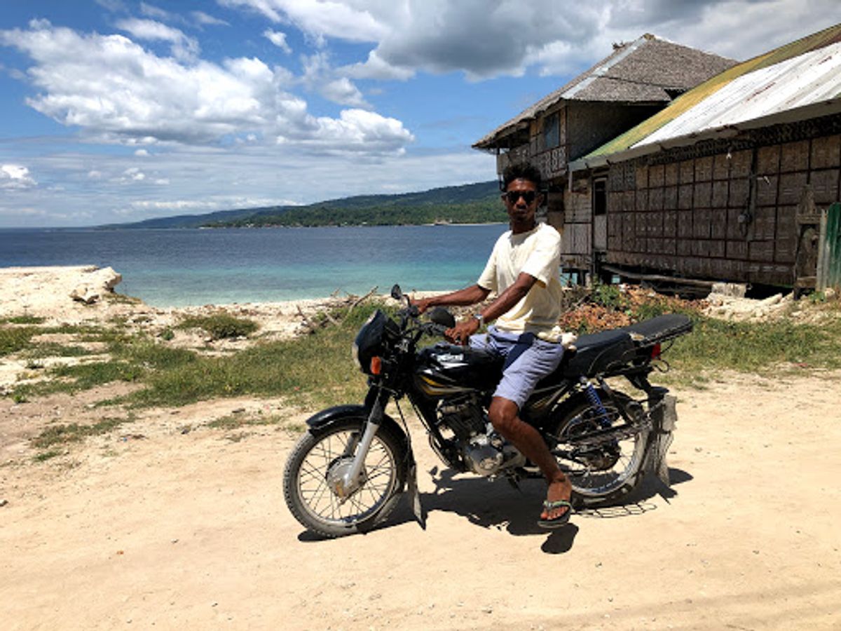 Talikud island
ボート降りてからちょっと歩くとバイクタクシ...