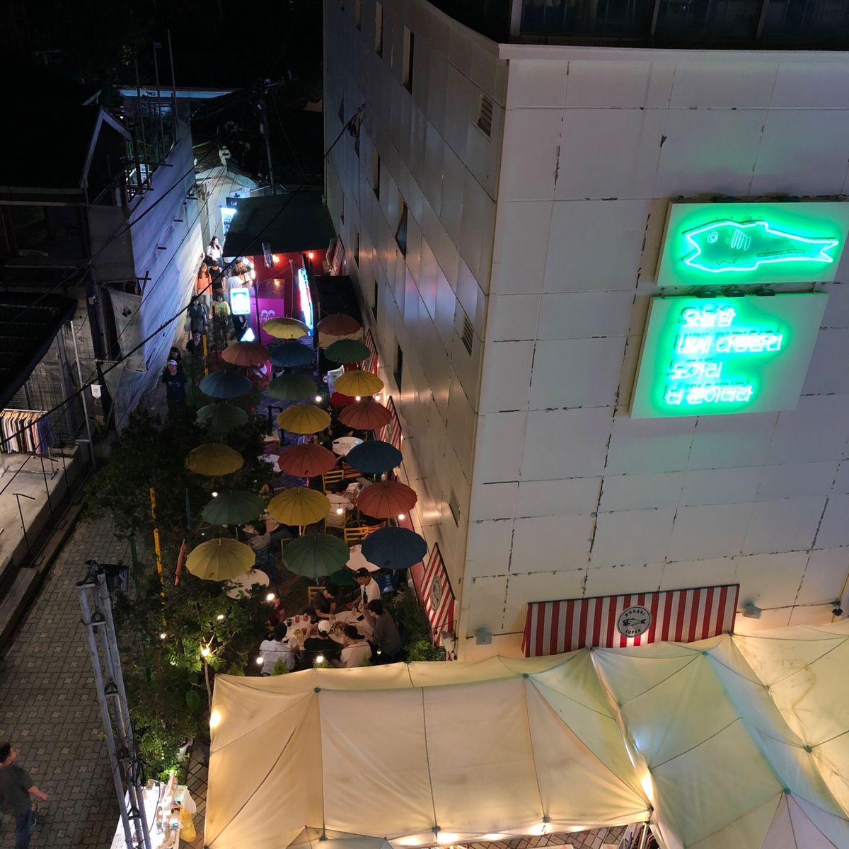 1枚目から3枚目はイクセンドン(익선동)というところ。ソウルから地下鉄に乗...