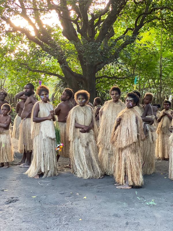 バヌアツ・タンナ島「バヌアツ大自然の旅」の写真：ヤスール火山には10人ぐらいのグループに...