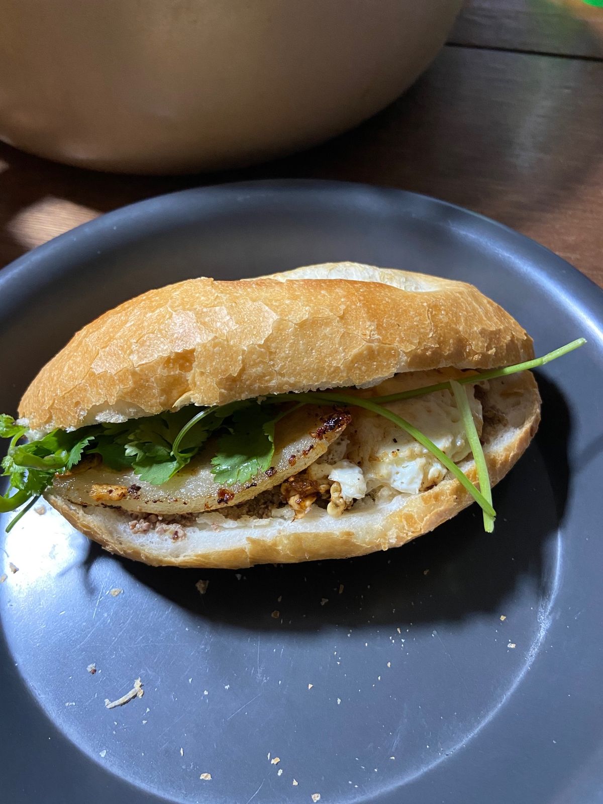 ホームステイ先のお母さんが作ってくれるバインミーがうますぎる‼︎
とりあえ...