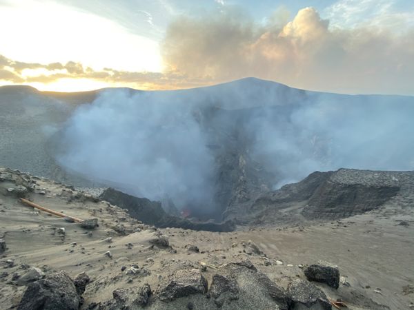 バヌアツ・タンナ島「バヌアツ大自然の旅」の写真：ヤスール火山

荷台を降りて少し登ったら...