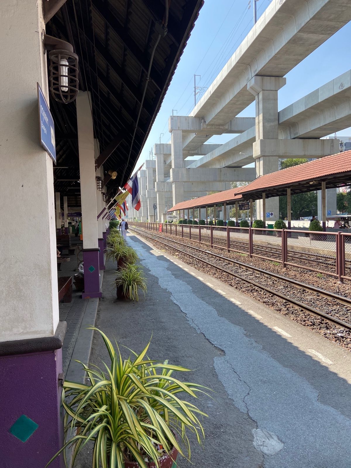 ドンムアン空港からバンコク市内まで初めて鉄道で移動‼︎
クーラーは無いけど...