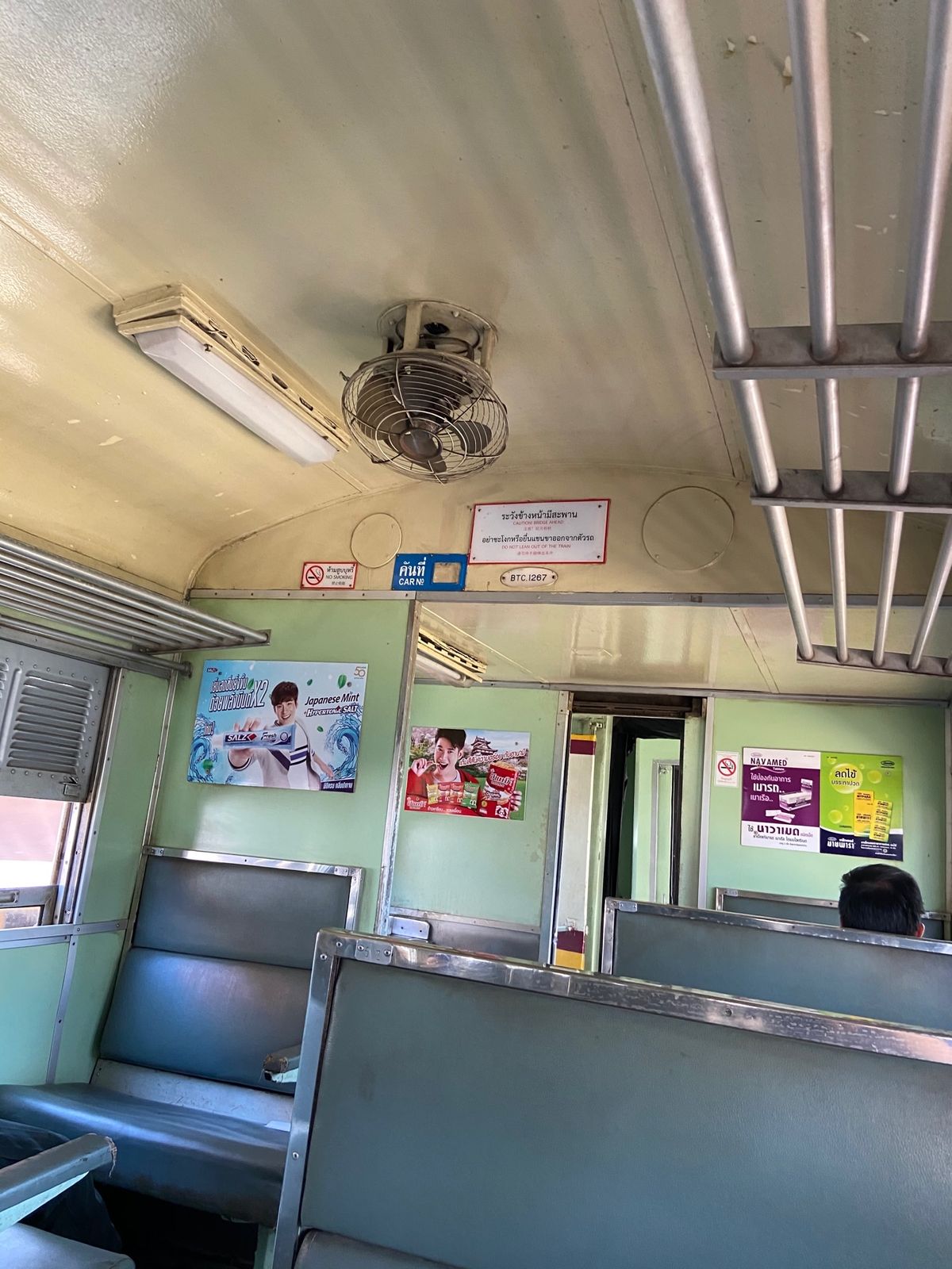 ドンムアン空港からバンコク市内まで初めて鉄道で移動‼︎
クーラーは無いけど...