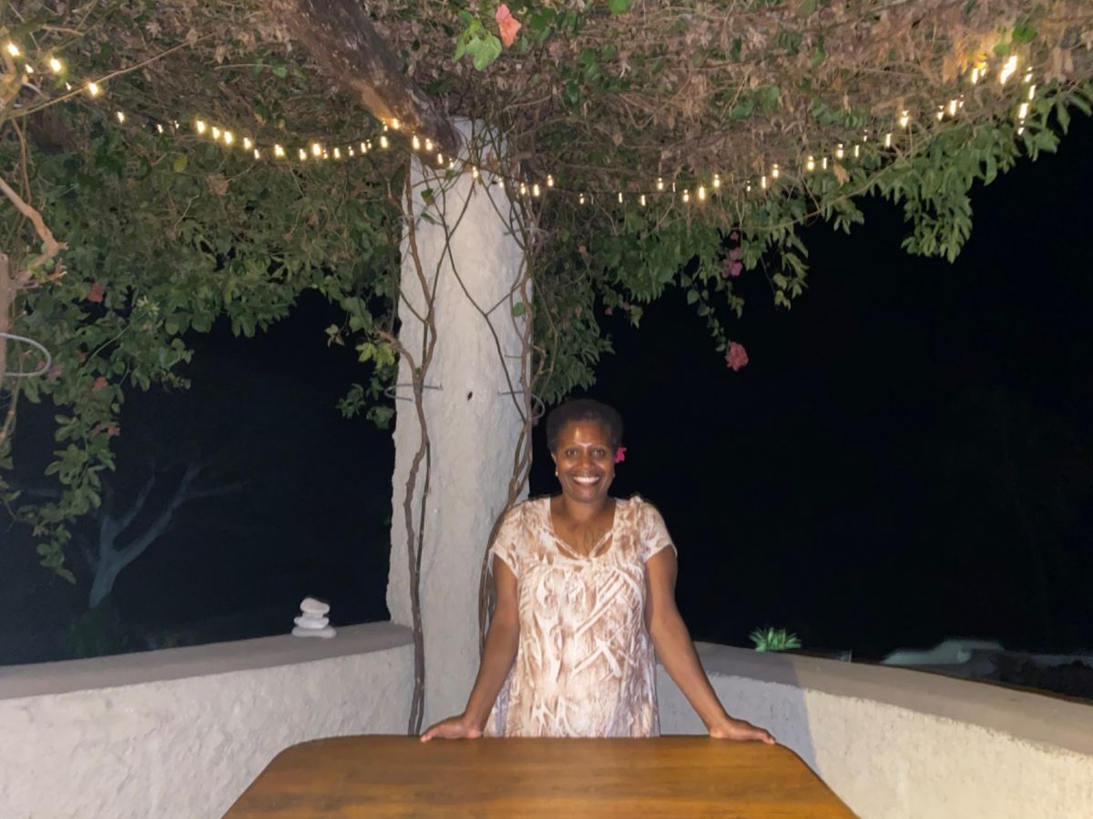 火山見学が終わって夜宿に戻ると…
楽園のようだった美しい庭園にゴソゴソとう...