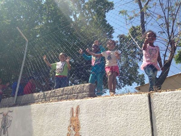 ナミビア・ナミブ砂漠「2013年 ナミビア　世界遺産ナミブ砂漠と都会の首都ウイントフーク」の写真：学校の子供達がハロー！