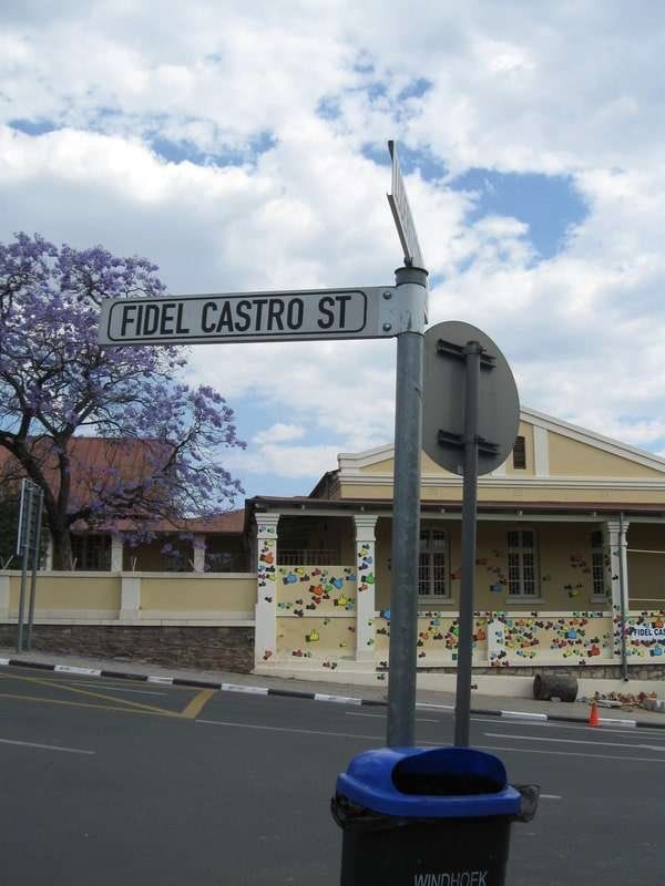 ナミビア・ナミブ砂漠「2013年 ナミビア　世界遺産ナミブ砂漠と都会の首都ウイントフーク」の写真：独裁者の名がついた通り２つ