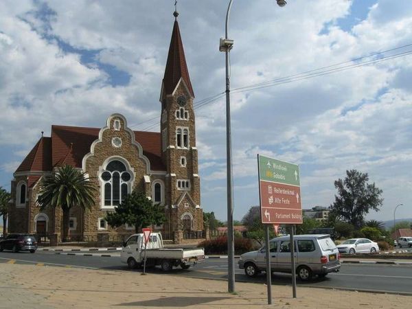 ナミビア・ナミブ砂漠「2013年 ナミビア　世界遺産ナミブ砂漠と都会の首都ウイントフーク」の写真：クリスティアンズ・チャーチ
丘の上にあっ...