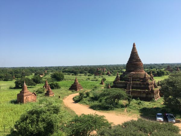 ミャンマー「ぶらり旅」の写真：バガン遺跡

気球に乗って空から一望する...