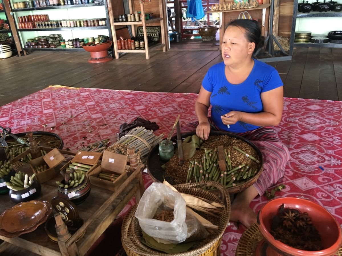 インレー湖

ミャンマーは女性が働きもの
ココのタバコはとても安くて美味し...