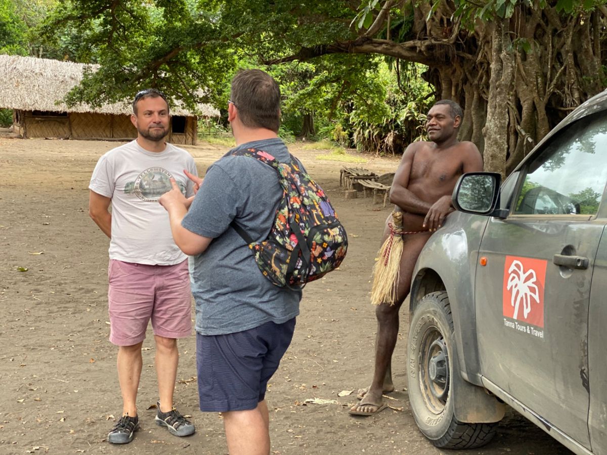 村を案内してくれるのはトムさん

トムさん、めちゃくちゃ足長げぇ！😳
こう...
