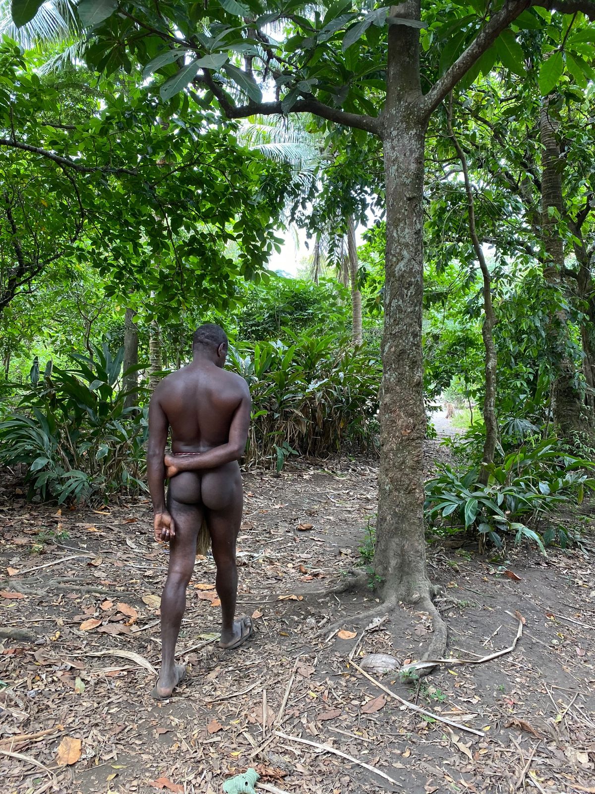 村を案内してくれるのはトムさん

トムさん、めちゃくちゃ足長げぇ！😳
こう...