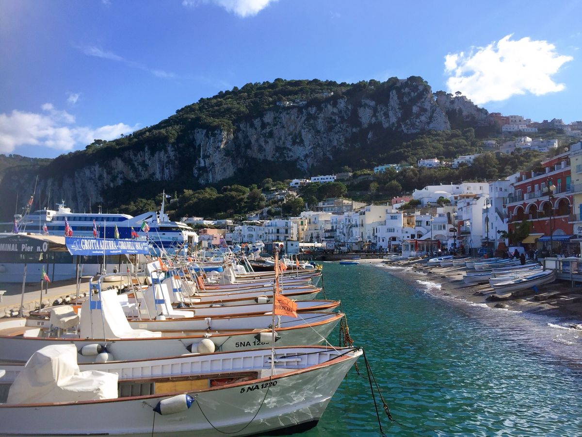 カプリ島！こんなにお天気が良いのに波が高くて青の洞窟には入れず、、、残念すぎる。