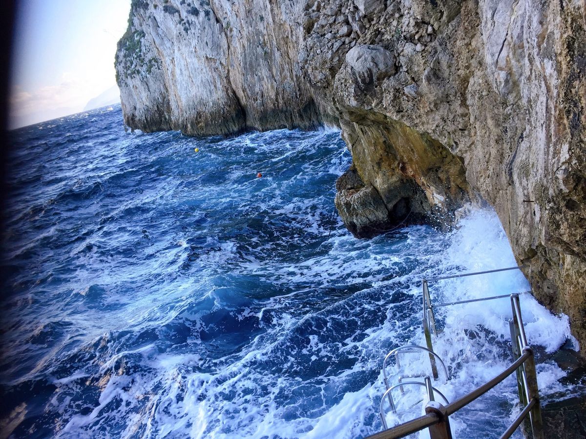 カプリ島！こんなにお天気が良いのに波が高くて青の洞窟には入れず、、、残念すぎる。