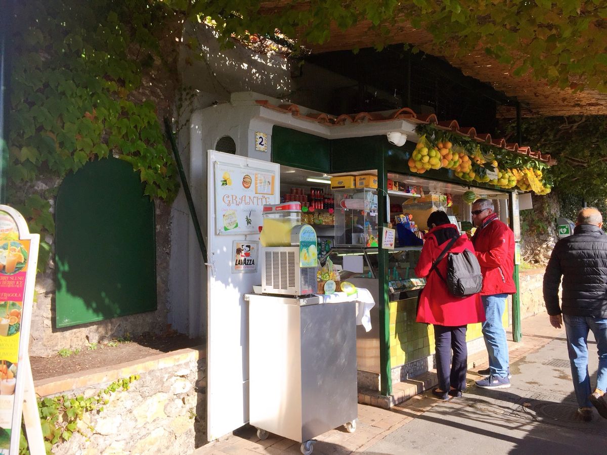 青の洞窟に入れなかったので、カプリ島をのんびり散策！リモンチェッロ（レモン...