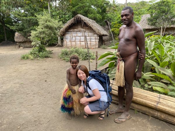 バヌアツ・タンナ島「バヌアツ大自然の旅」の写真：レインボーのスカート可愛いね！と言うと嬉...