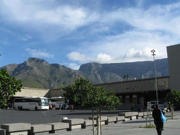 南アフリカ・ケープタウン「2013年 南アフリカ共和国　ケープタウンから喜望峰へ」の写真：ケープタウン駅、バスターミナルからのテー...