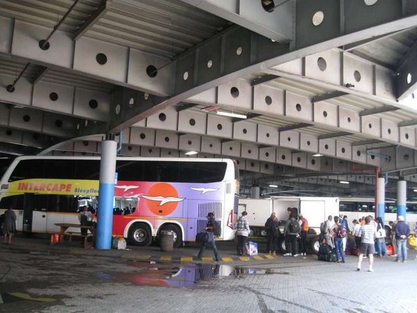 南アフリカ・ヨハネスブルグ「2013年 南アフリカ共和国　ヨハネスブルグ・・としか言いようがない。」の写真：ヨハネスブルグの長距離バスターミナル。
...