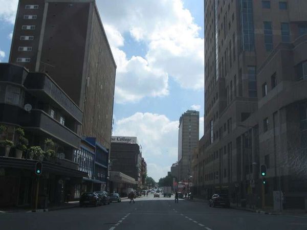 南アフリカ・ヨハネスブルグ「2013年 南アフリカ共和国　ヨハネスブルグ・・としか言いようがない。」の写真：バスターミナル（ヨハネスブルグ駅）から郊...