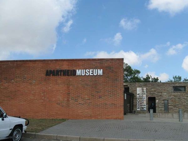 南アフリカ・ヨハネスブルグ「2013年 南アフリカ共和国　ヨハネスブルグ・・としか言いようがない。」の写真：アパルトヘイトミュージアム
