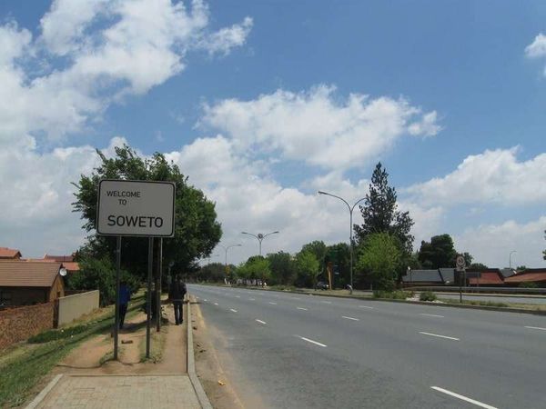 南アフリカ・ヨハネスブルグ「2013年 南アフリカ共和国　ヨハネスブルグ・・としか言いようがない。」の写真：旧黒人居住区ソウェト
