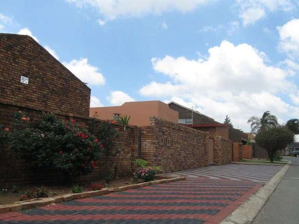 南アフリカ・ヨハネスブルグ「2013年 南アフリカ共和国　ヨハネスブルグ・・としか言いようがない。」の写真：旧黒人居住区の富裕層地区。
アパルトヘイ...