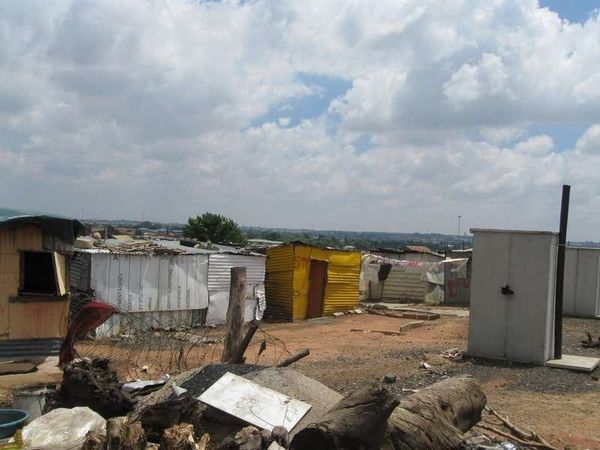 南アフリカ・ヨハネスブルグ「2013年 南アフリカ共和国　ヨハネスブルグ・・としか言いようがない。」の写真：旧黒人居住区の最貧民地区。
このあたりが...