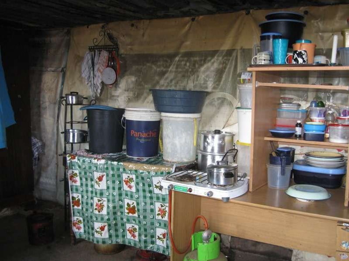 家の中。
政府提供の新しい住居に移り住むのを20年待っている。
吹けば飛ぶ...