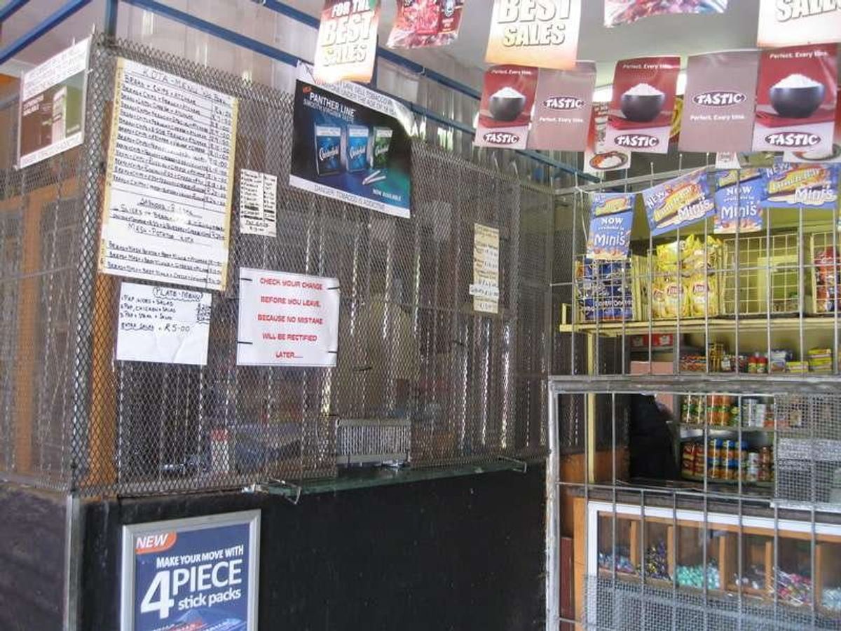 ソウェト内の商店。
未だ頑丈に鉄格子と金網で商品と店員が守られている。