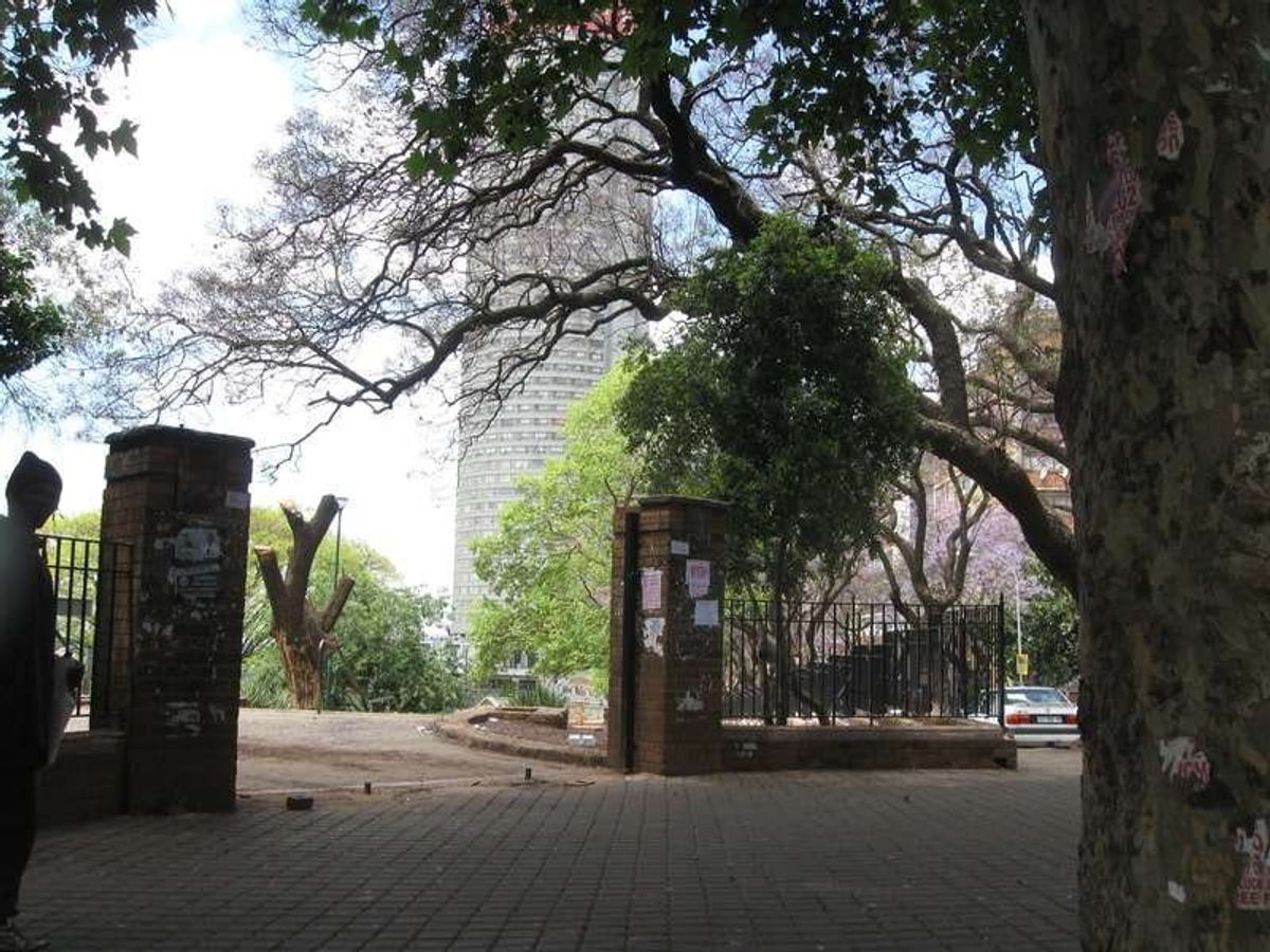 ポンテシティアパート入口
1990年代にギャングが侵入してかつての住民はほ...