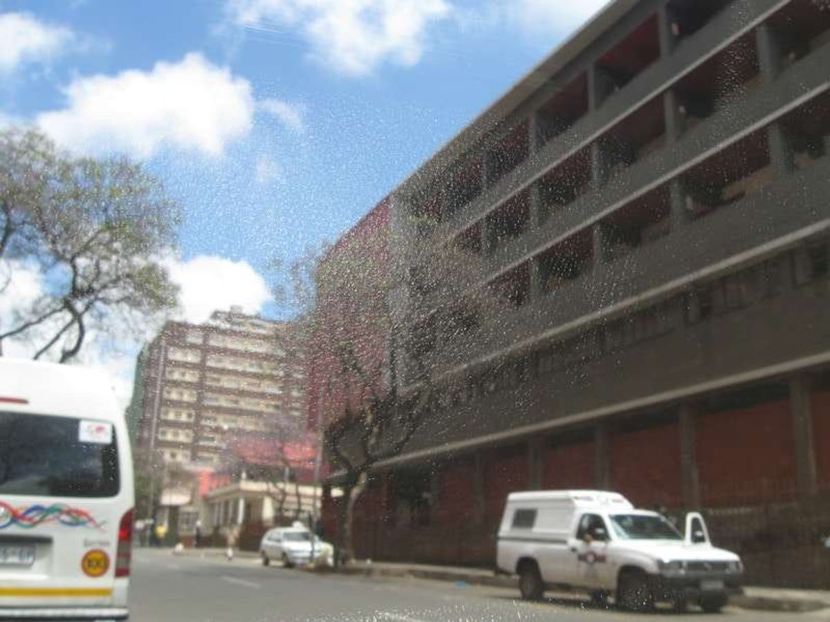 ダウンタウンで最も危険な場所、ヒルブロウ地区。
ガイドの弟はここで携帯電話...