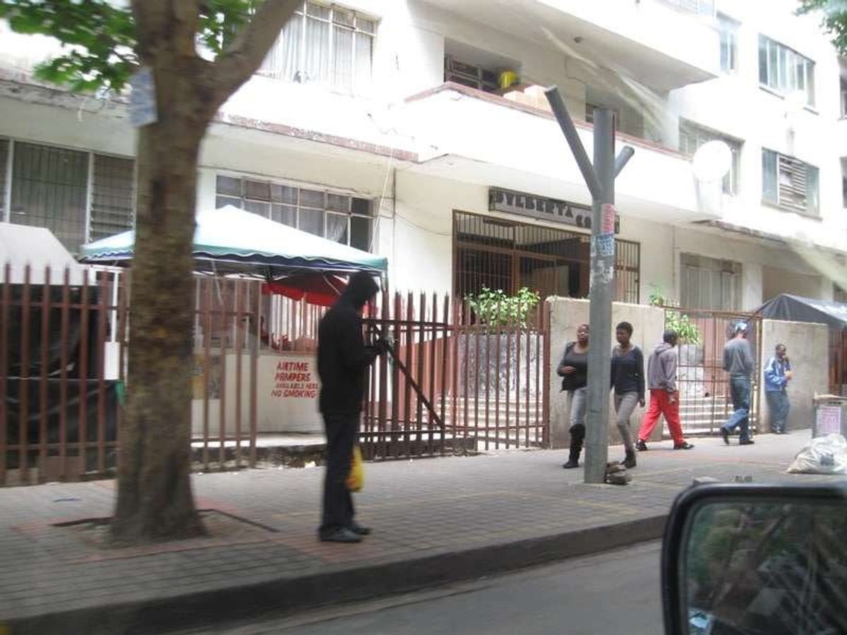 ダウンタウンで最も危険な場所、ヒルブロウ地区。
ガイドの弟はここで携帯電話...