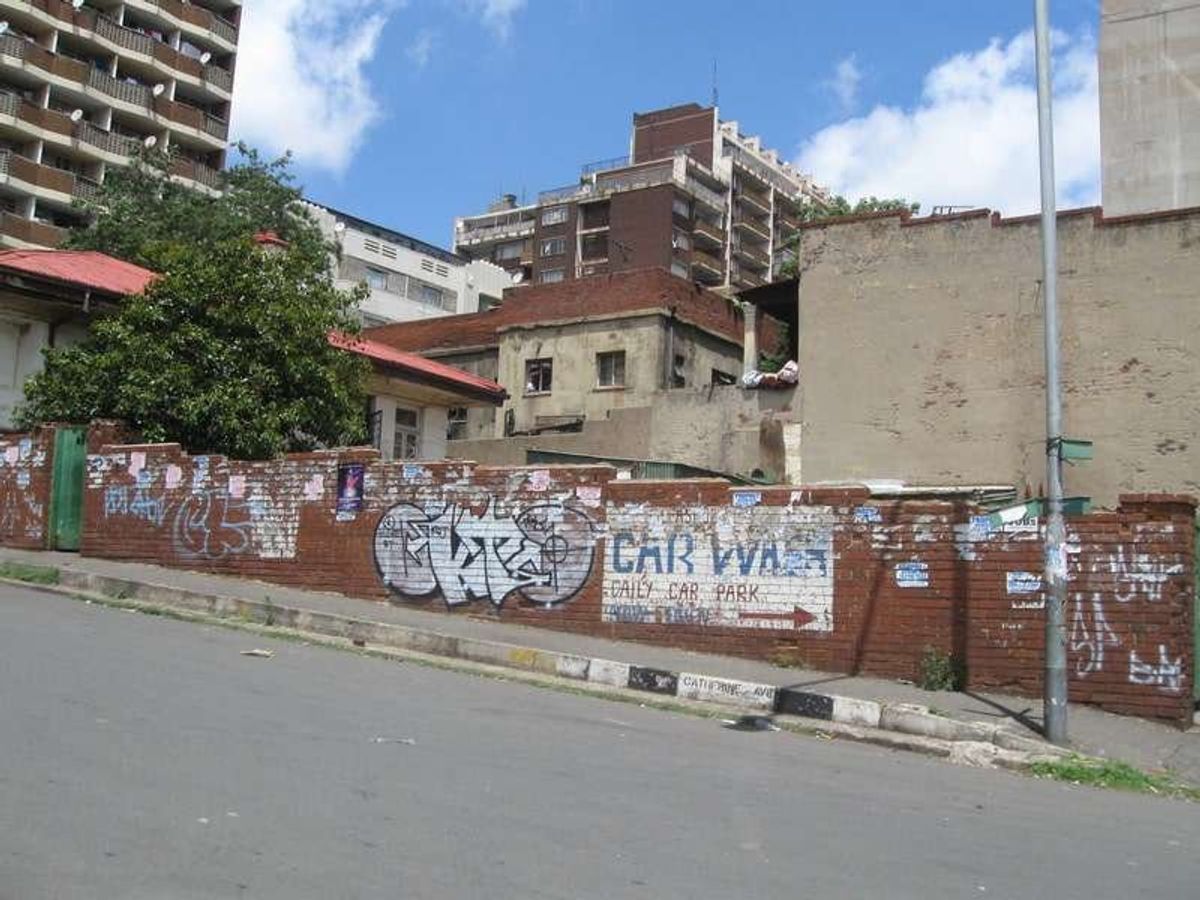 ダウンタウンで最も危険な場所、ヒルブロウ地区。
ガイドの弟はここで携帯電話...