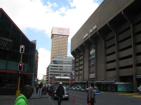 南アフリカ・ヨハネスブルグ「2013年 南アフリカ共和国　ヨハネスブルグ・・としか言いようがない。」の写真：カールトンセンター前の通り。
ガイドは入...