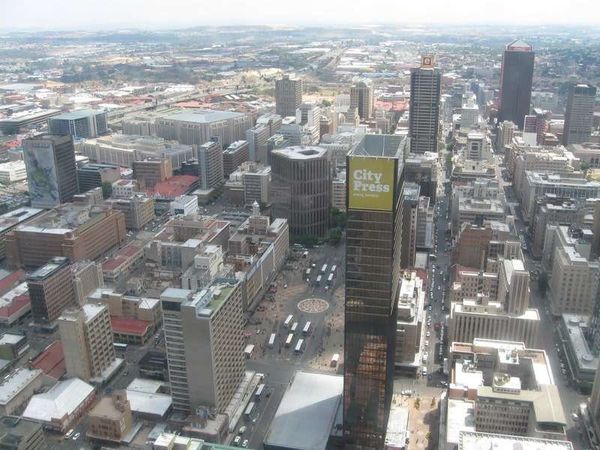 南アフリカ・ヨハネスブルグ「2013年 南アフリカ共和国　ヨハネスブルグ・・としか言いようがない。」の写真：カールトンセンター展望台よりダウンタウンを望む