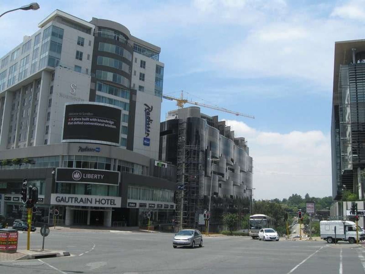 サントン地区。
安全なGAUTRAINのサントン駅前。
白人はサントン地区...
