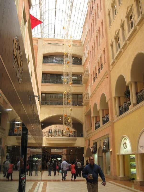 南アフリカ・ヨハネスブルグ「2013年 南アフリカ共和国　ヨハネスブルグ・・としか言いようがない。」の写真：サントン地区のショッピングモール。ピカピカ。