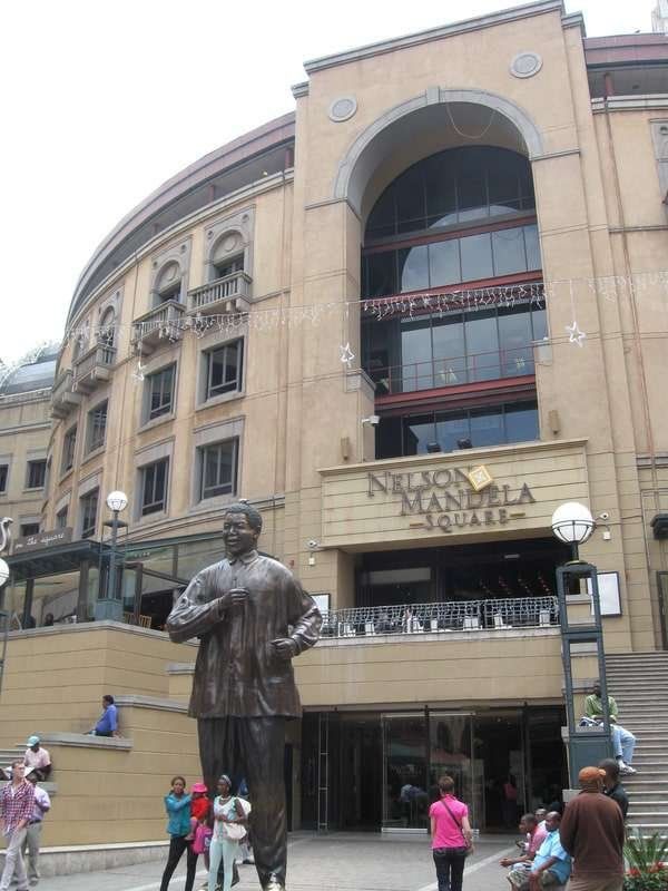 南アフリカ・ヨハネスブルグ「2013年 南アフリカ共和国　ヨハネスブルグ・・としか言いようがない。」の写真：マンデラ広場