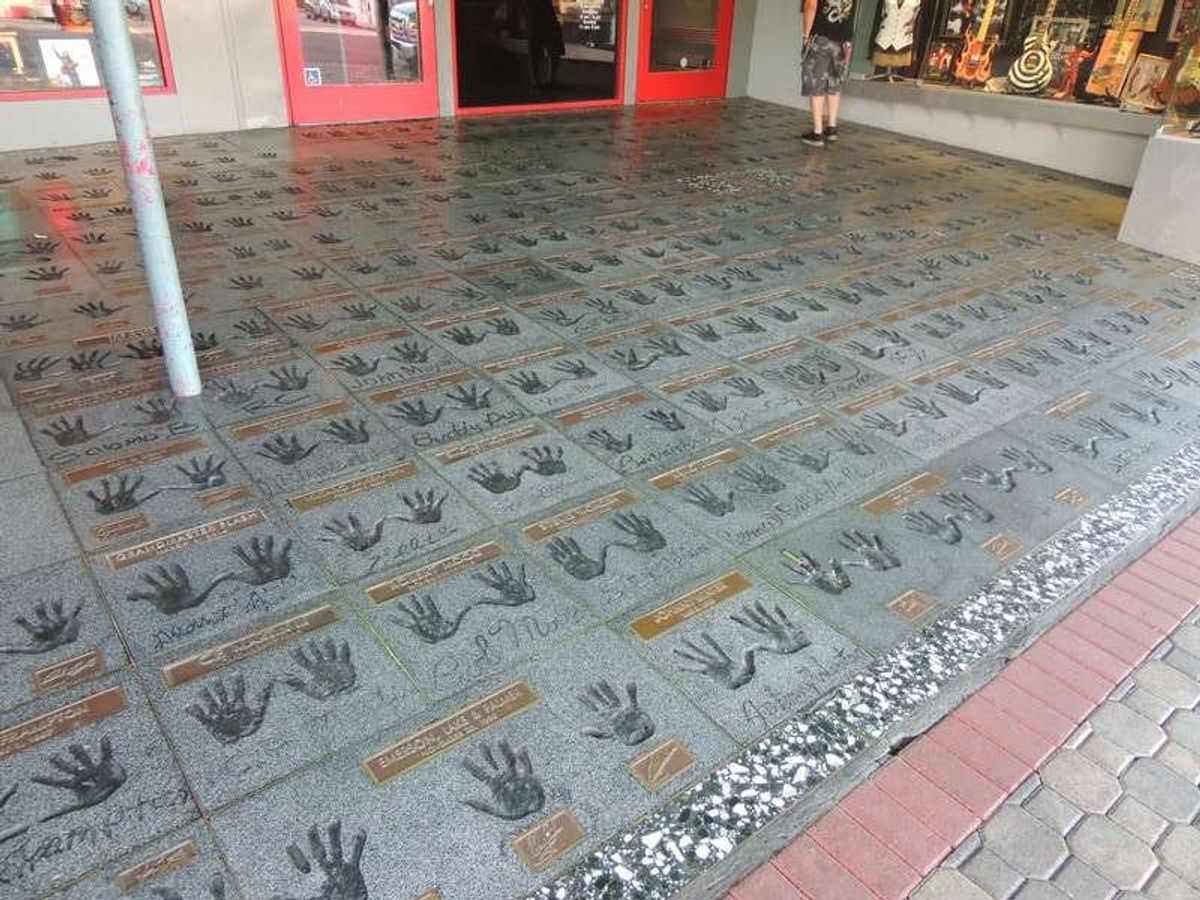 ギターセンター
B'zが殿堂入りしてます。

