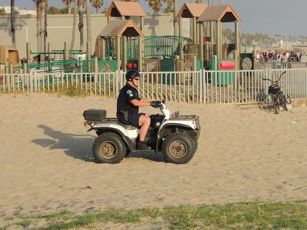 アメリカ(米国)・カリフォルニア「2014年 L.A. Santa Monica でCouchsurfing」の写真：Venice Beach の警察