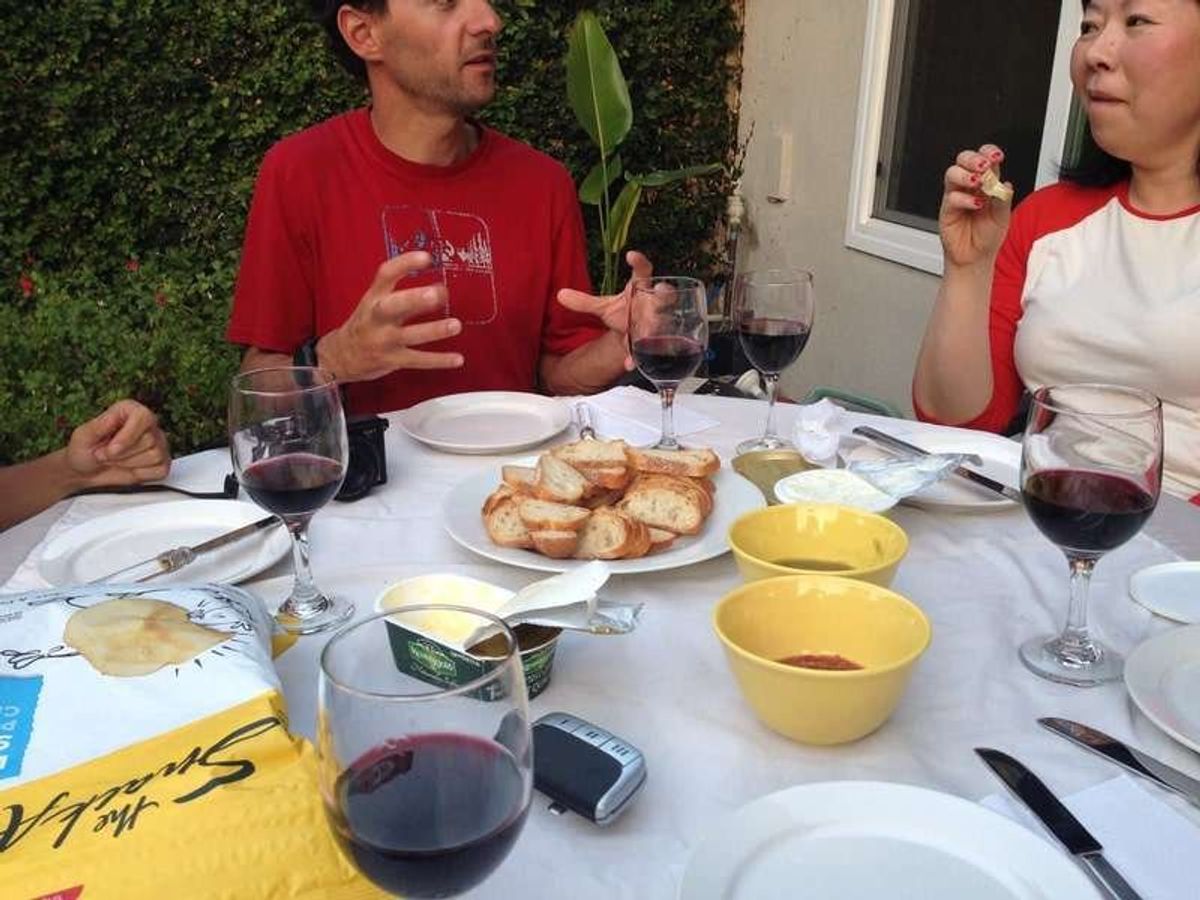 カウチサーフィンホスト宅で他のゲストのフランス人3人と5人で夕食。