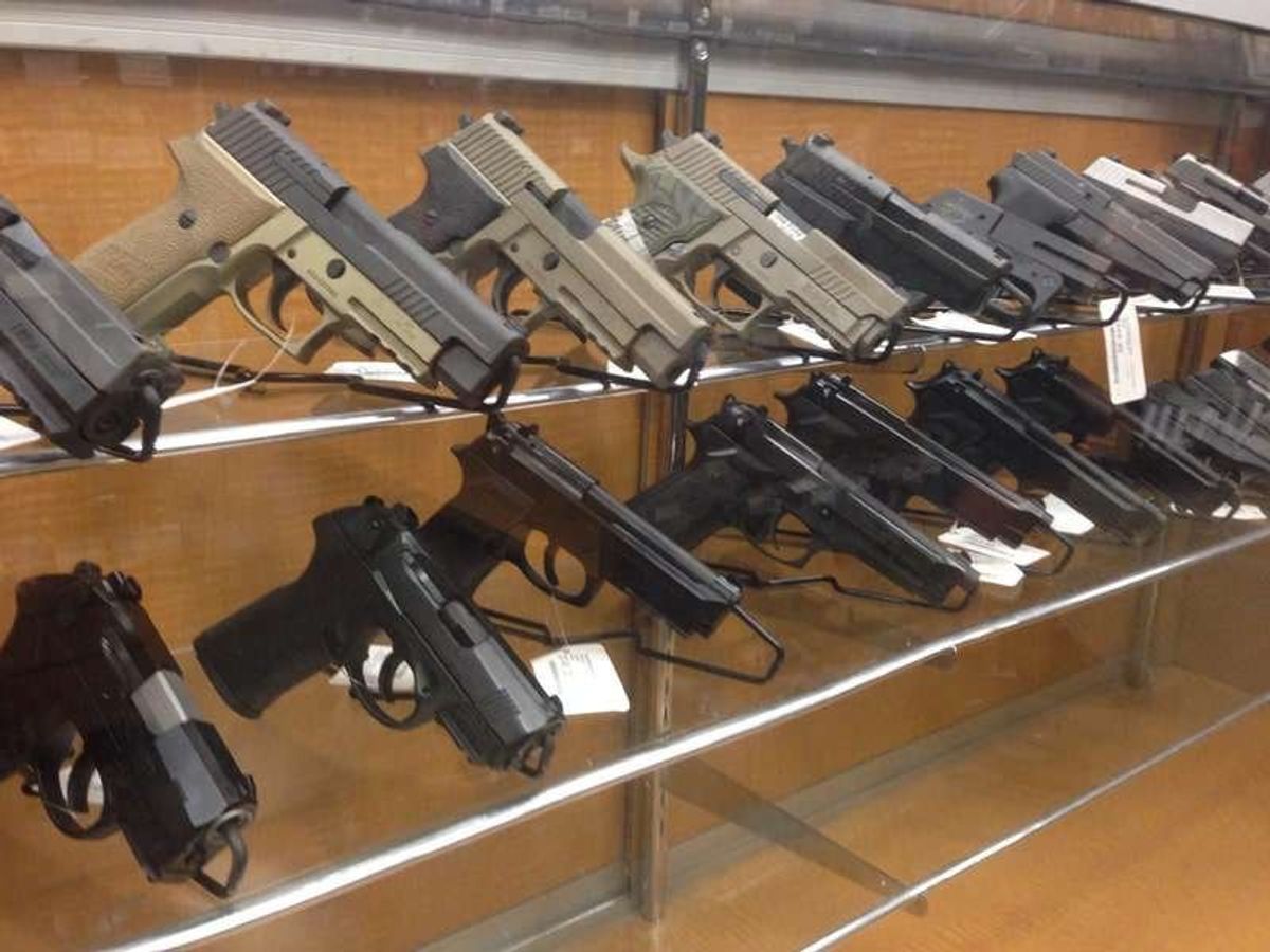 iPhoneより安い。
家電量販店のように拳銃が売られてます。