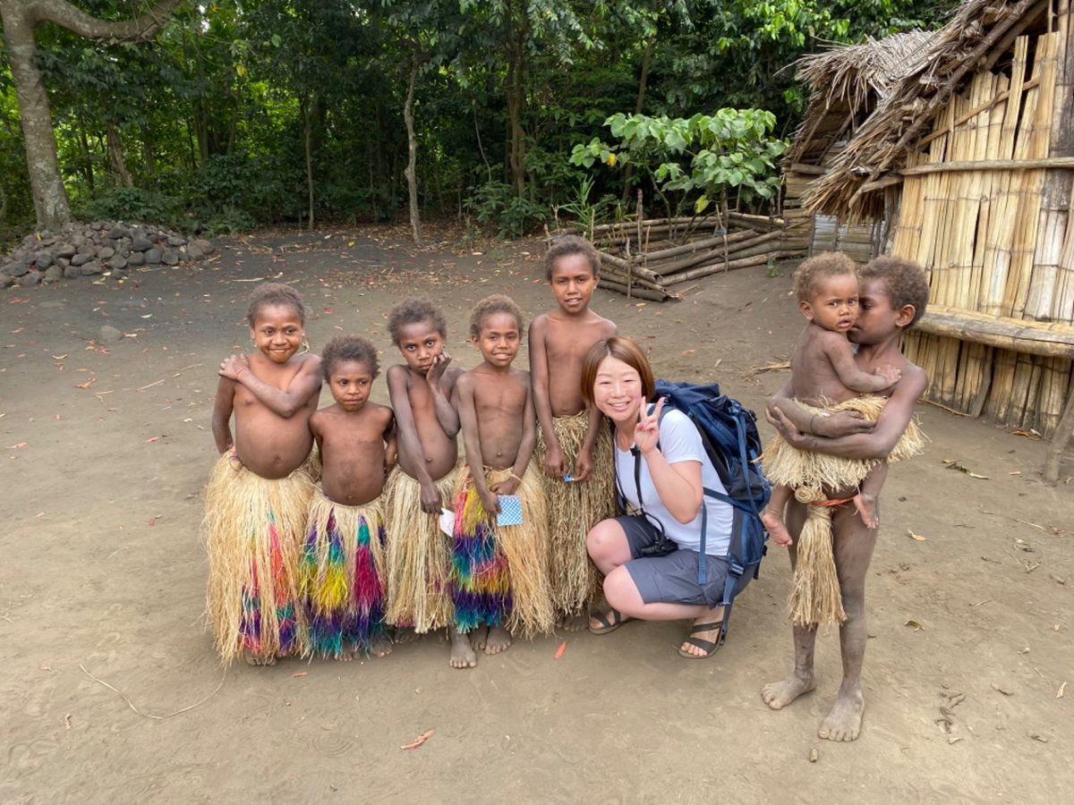 折り紙にワラワラと集まってきたチビッコたち
女の子率高し

チビッコの腰蓑...