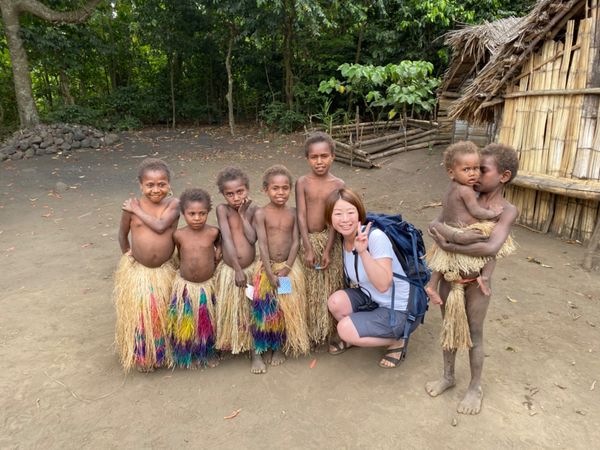 バヌアツ・タンナ島「バヌアツ大自然の旅」の写真：折り紙にワラワラと集まってきたチビッコた...