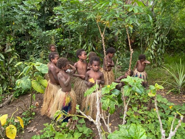バヌアツ・タンナ島「バヌアツ大自然の旅」の写真：折り紙がよっぽど気に入ったのか、畑の農作...