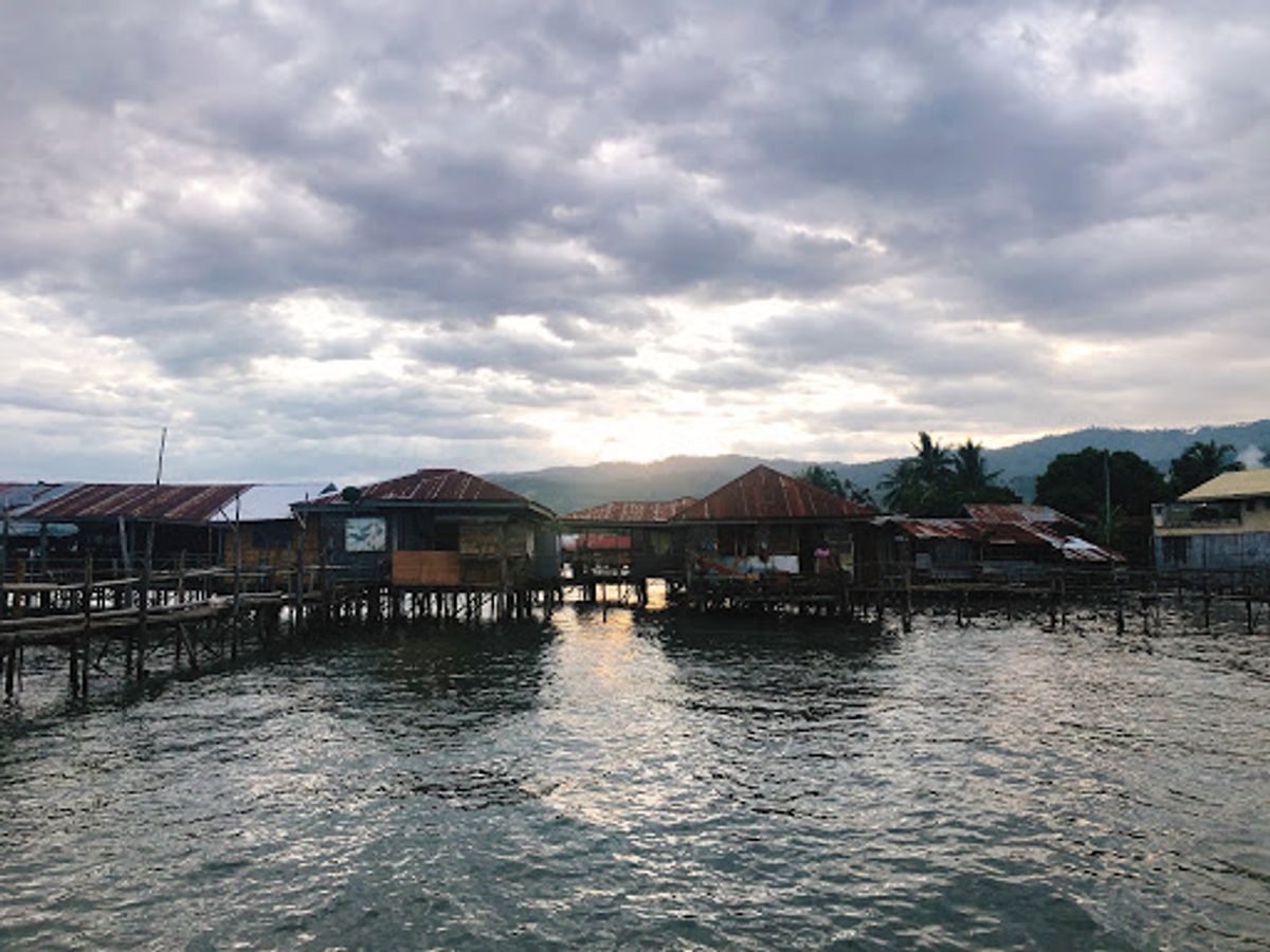 漁業が盛んで、仲良くなったら普通に漁に連れてってくれるよ。四枚目の人達。
...