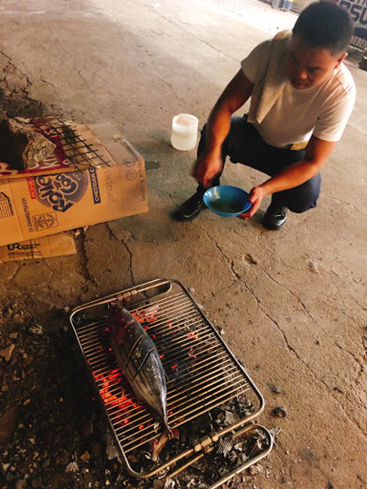 漁業が盛んで、仲良くなったら普通に漁に連れてってくれるよ。四枚目の人達。
...