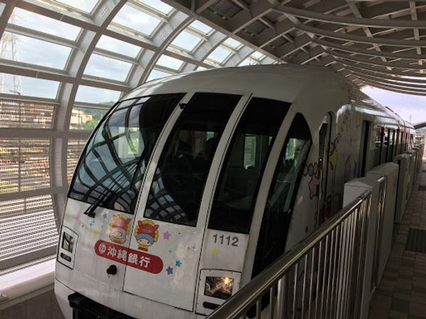 日本「2019年　ゆいレール延伸　てだこ浦西駅」の写真：ゆいレール延伸により、車内から海が見える...