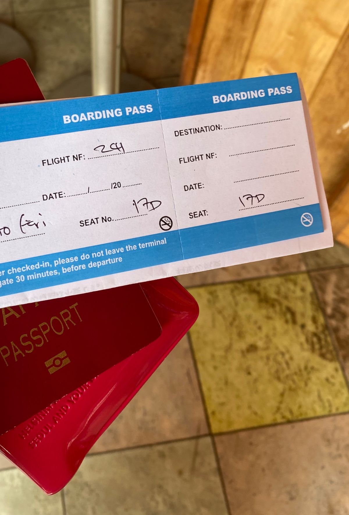 タンナ島の空港にはかなり余裕を持って到着したのに、
チェックインがとんでも...